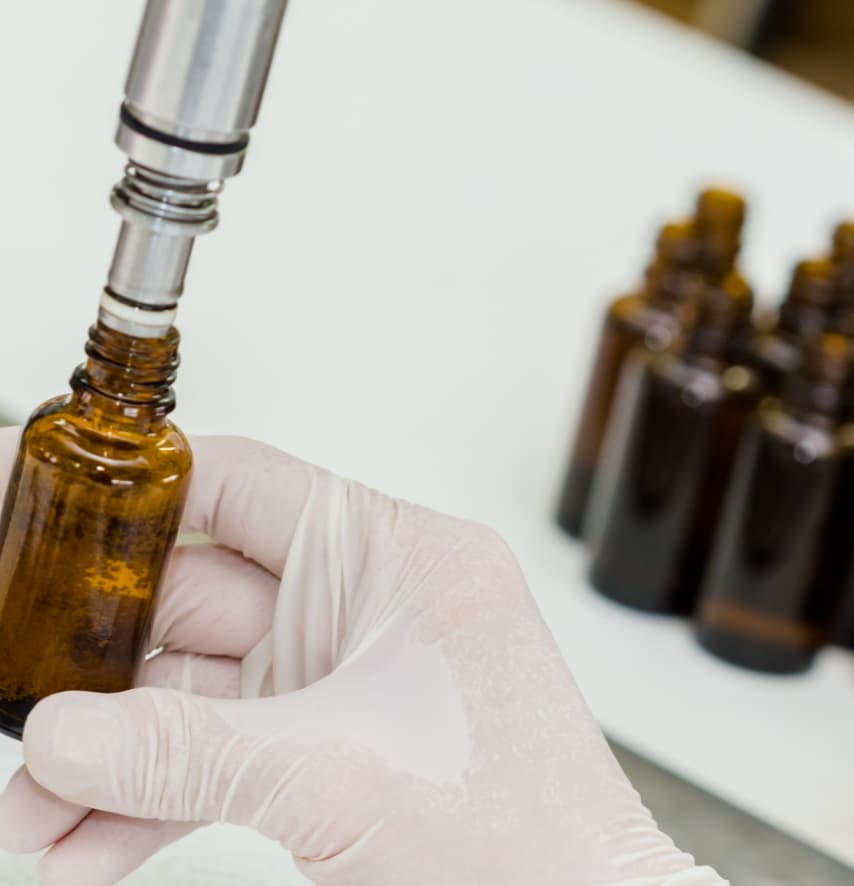 ガラス瓶に美容液を充填している様子